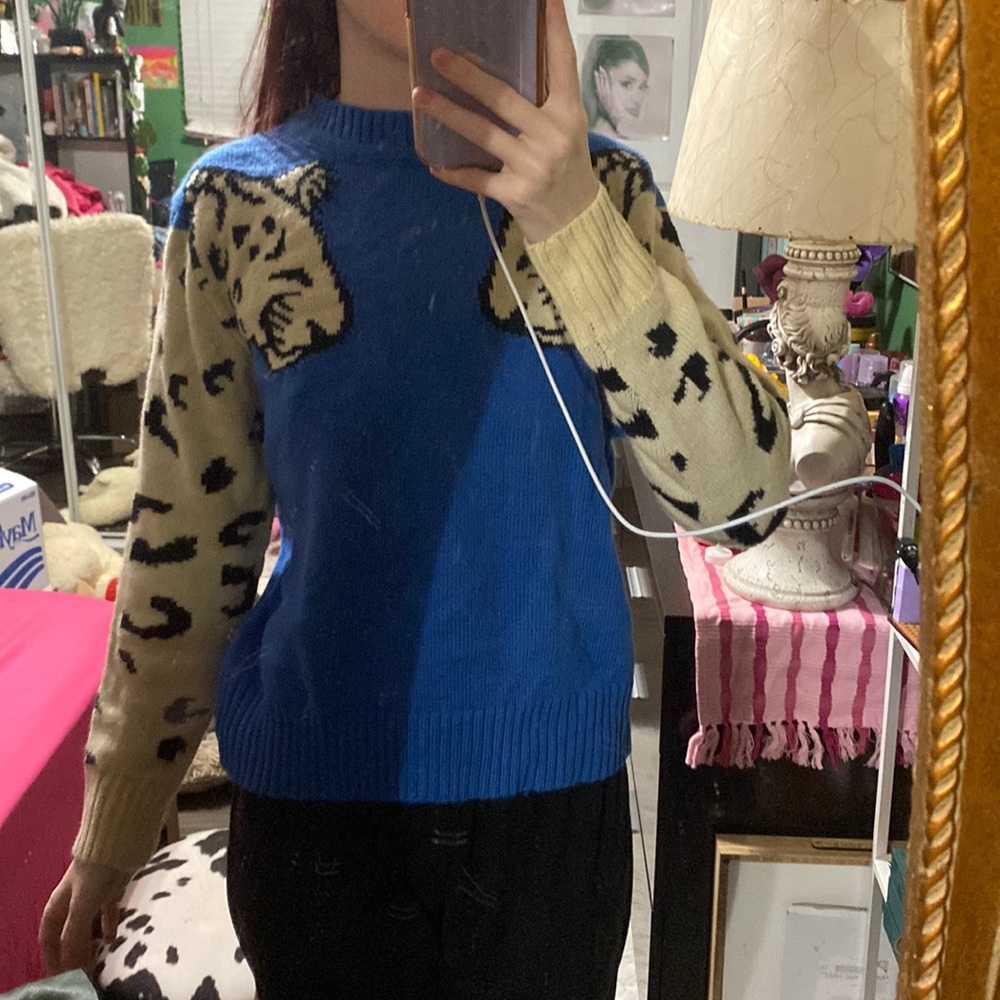 Cute leopard sleeve sweater